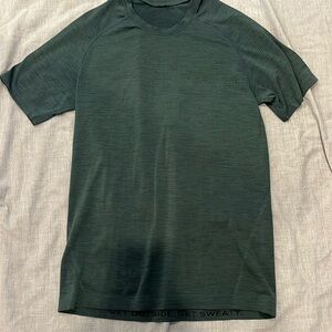 Mens Lululemon t-shirt in great condition